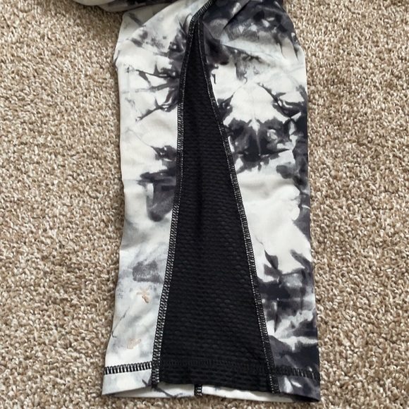 4/$24🦩 Reebok Cropped Leggings Size Small Black White Tie Dye - Picture 7 of 10
